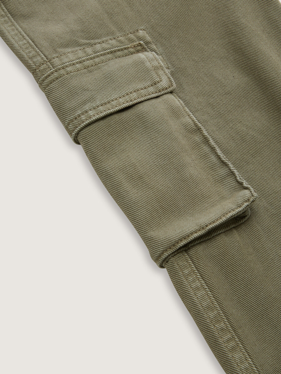 loose fit cargo trousers