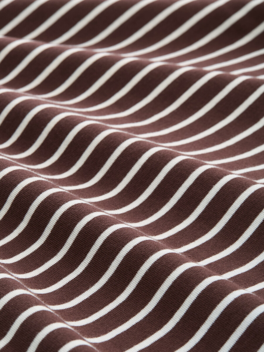 long-sleeved shirt with striped pattern