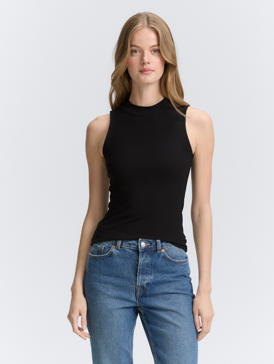 ribbed top with stand-up collar