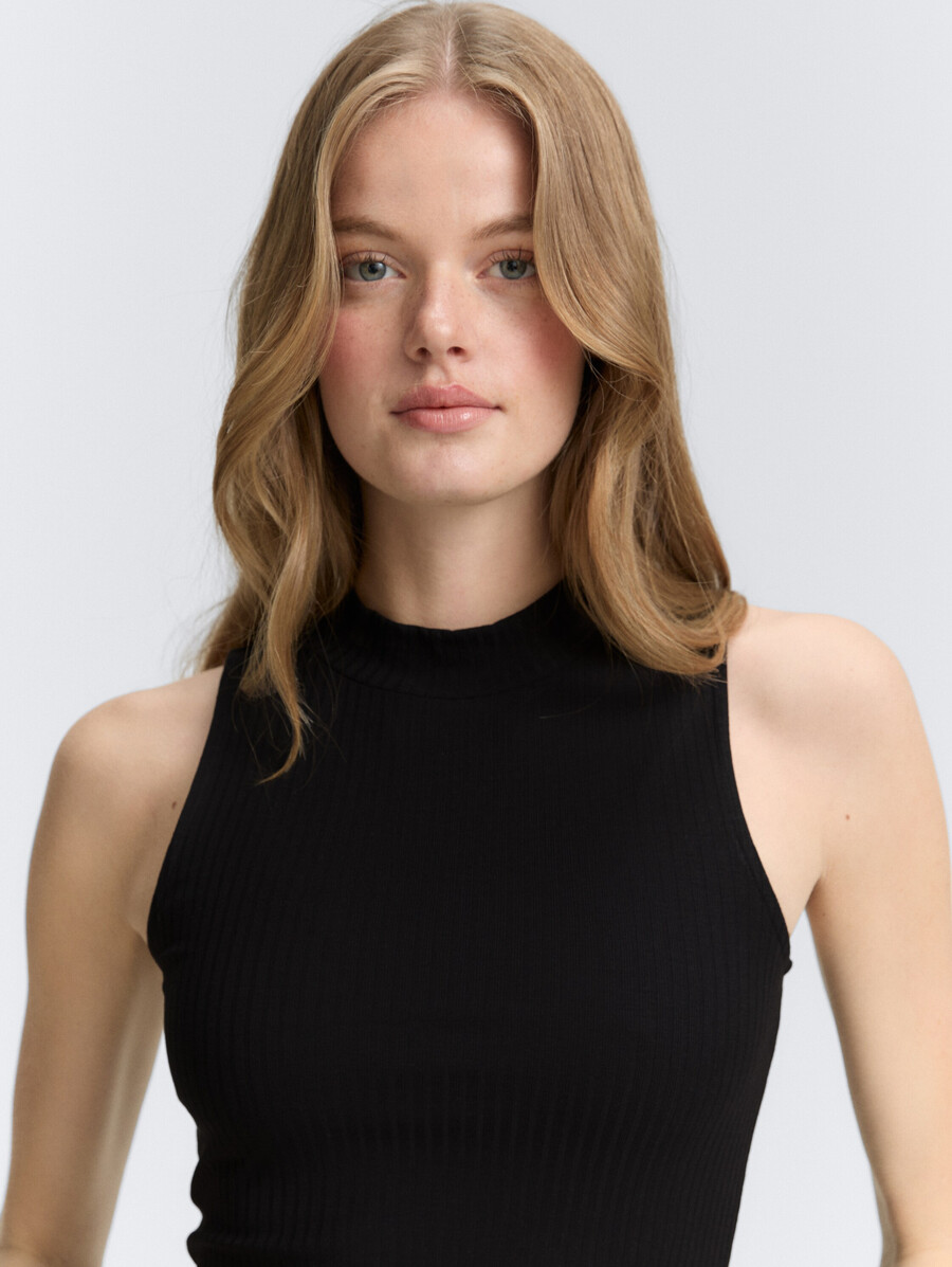 ribbed top with stand-up collar